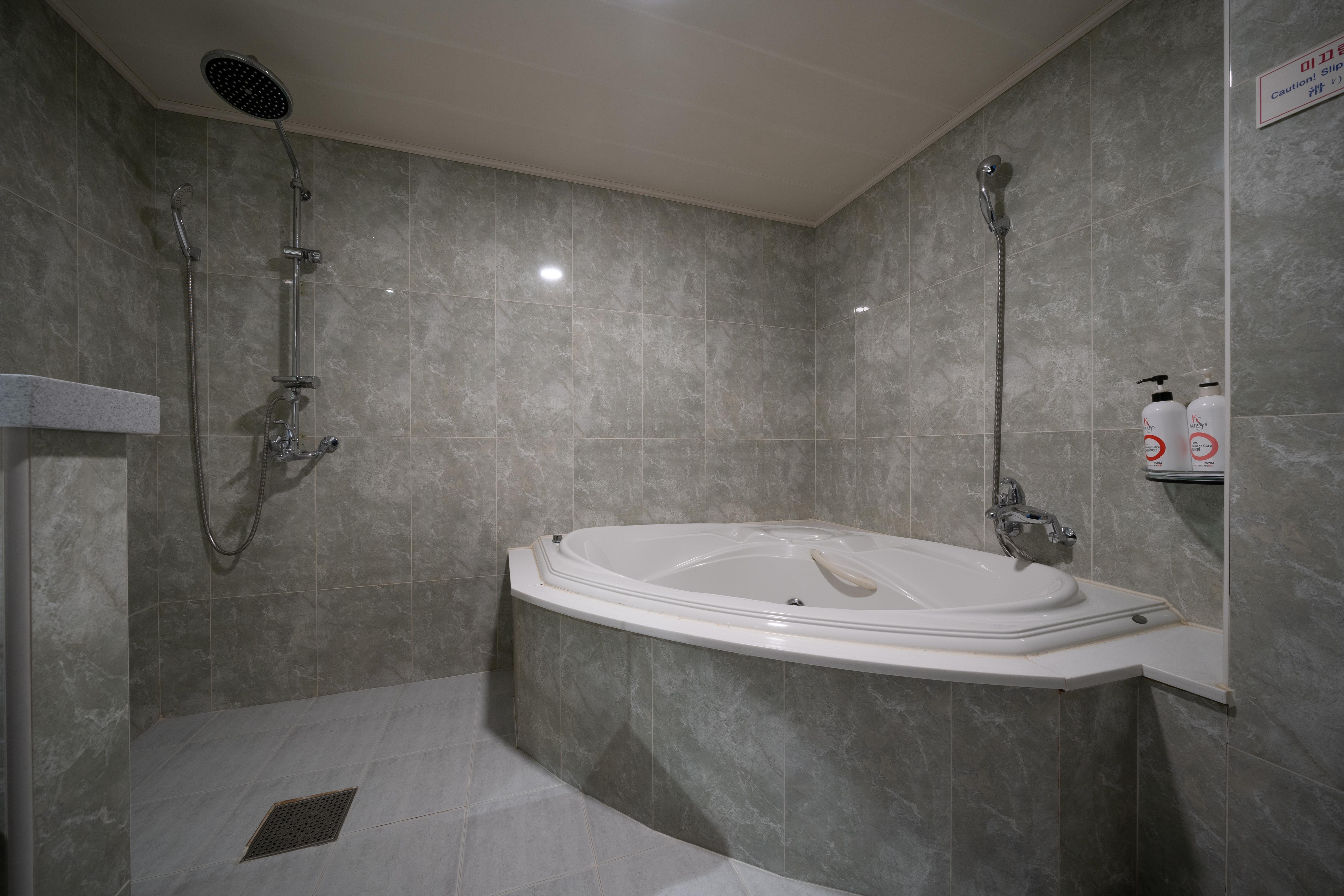Amour Hotel Suwon Esterno foto