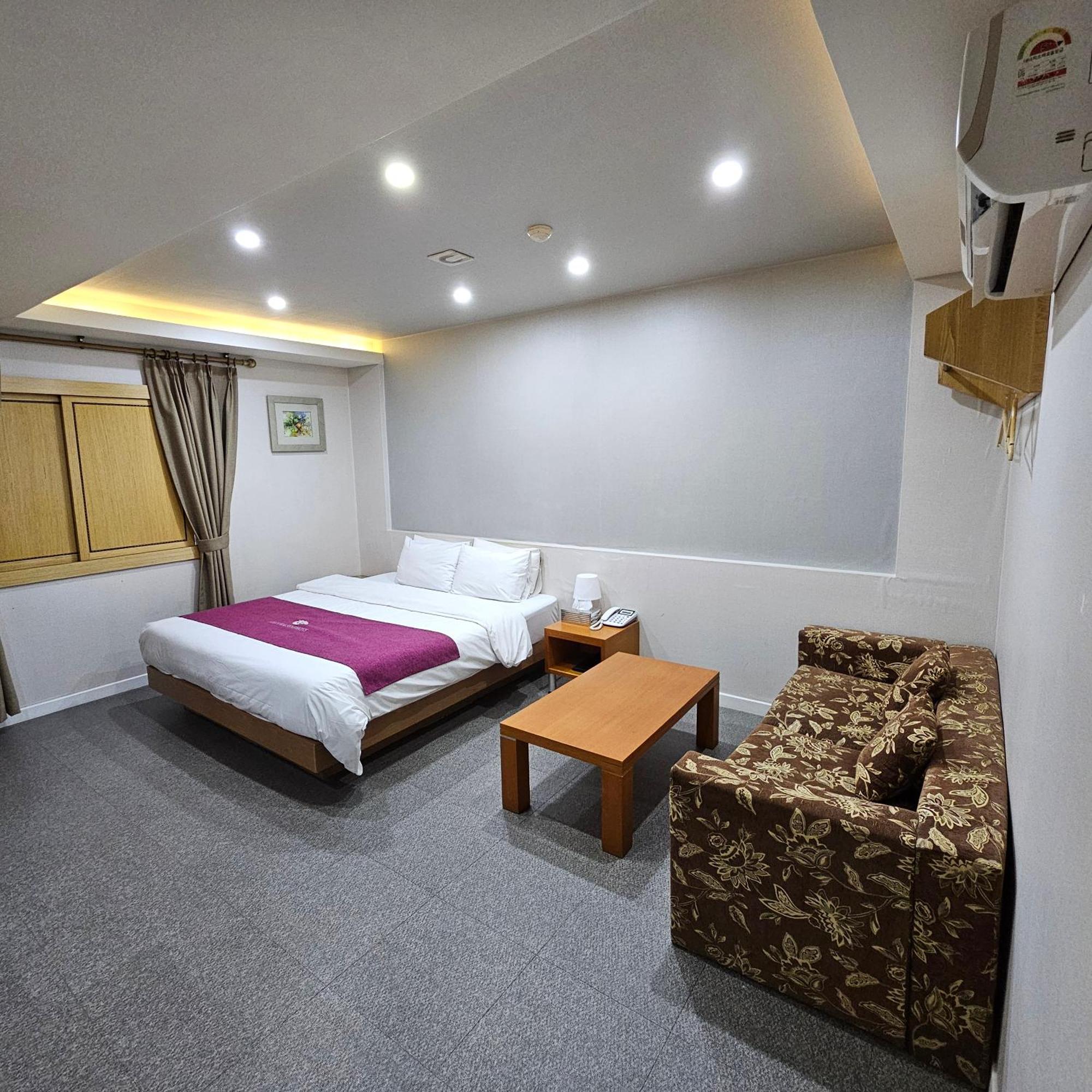 Amour Hotel Suwon Esterno foto