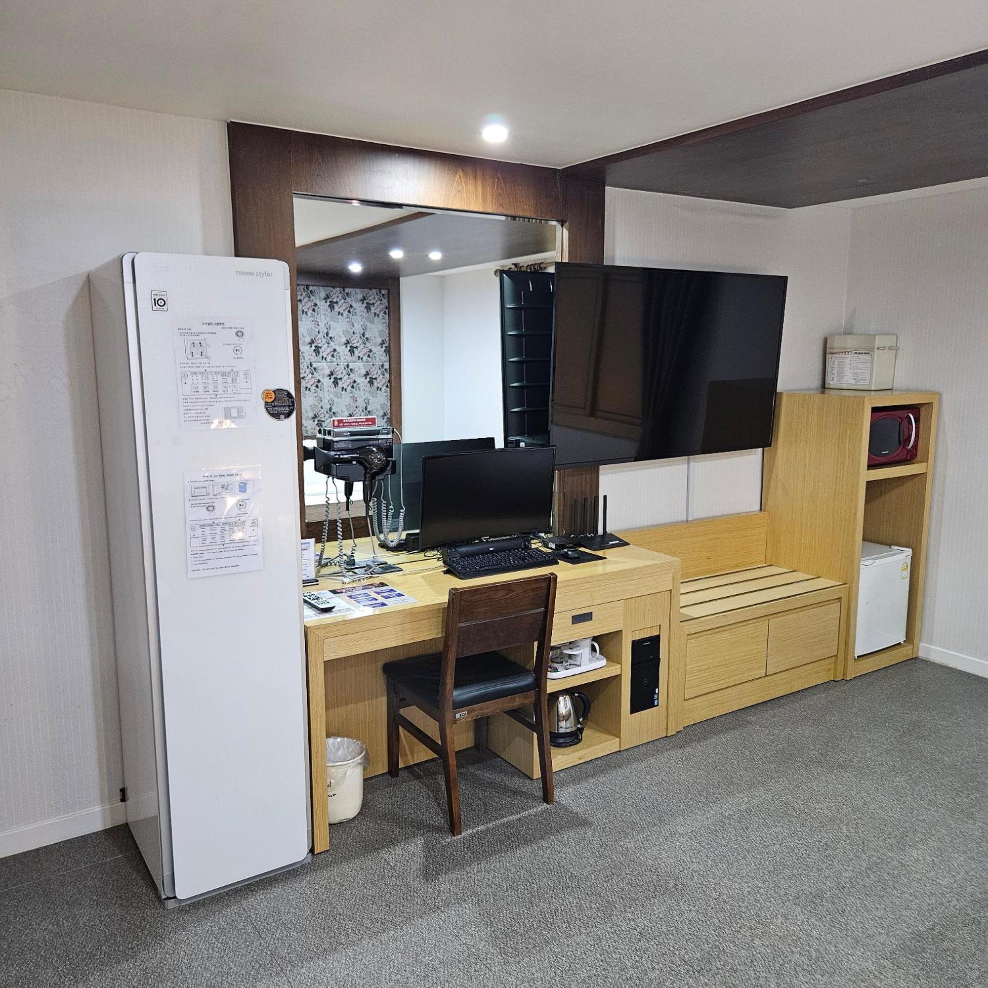 Amour Hotel Suwon Esterno foto