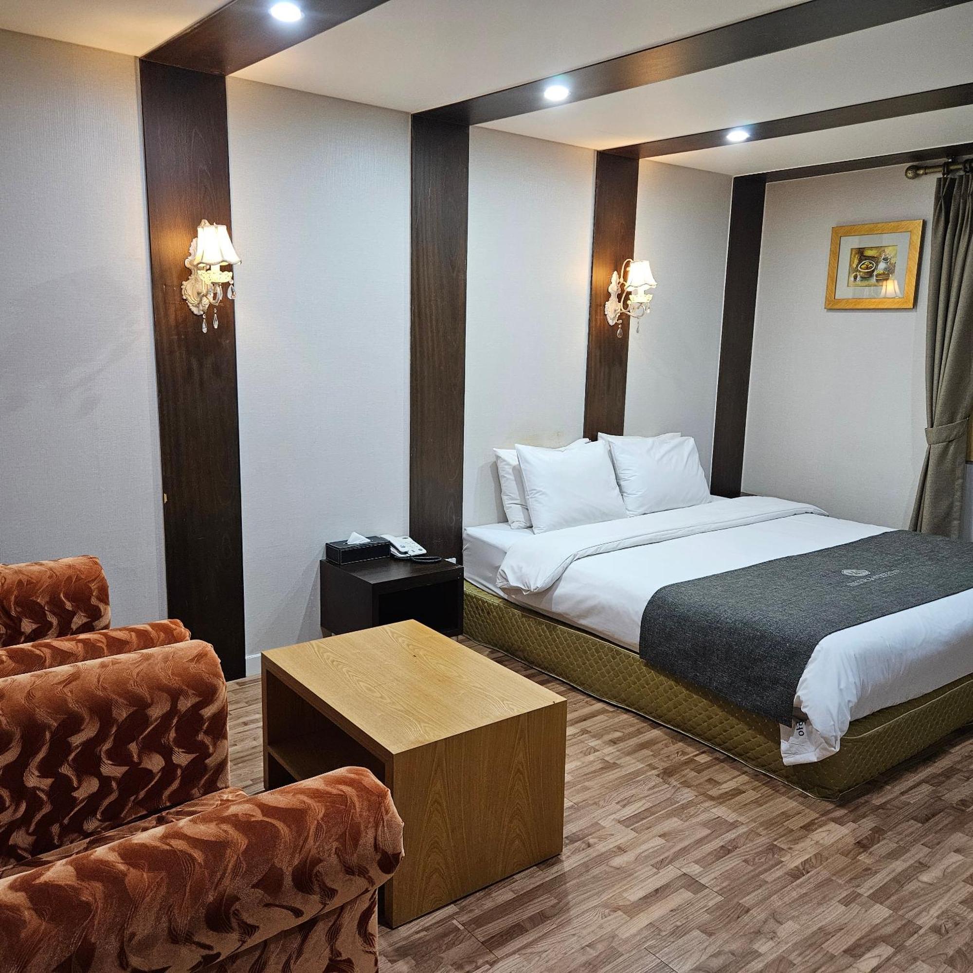 Amour Hotel Suwon Esterno foto