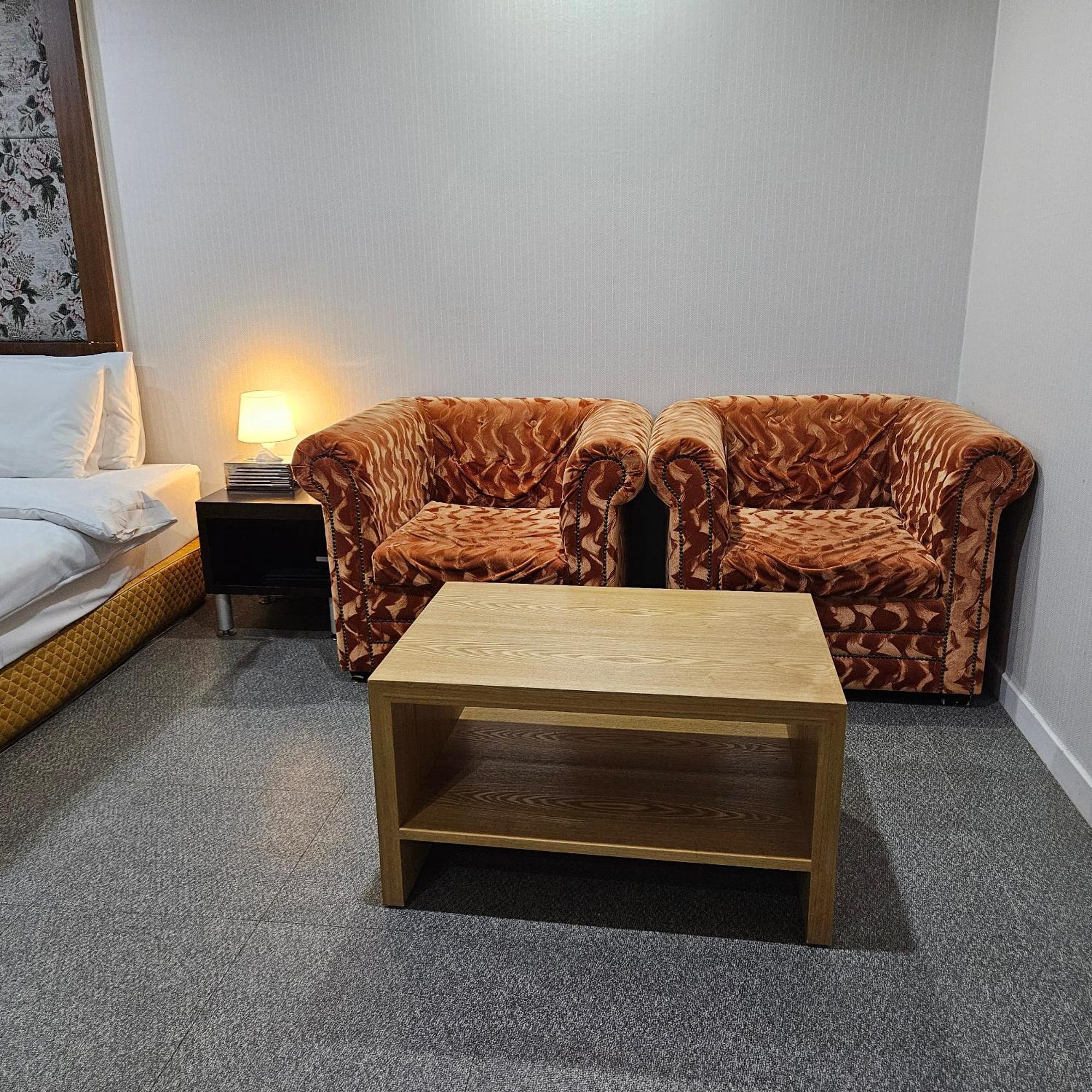 Amour Hotel Suwon Esterno foto
