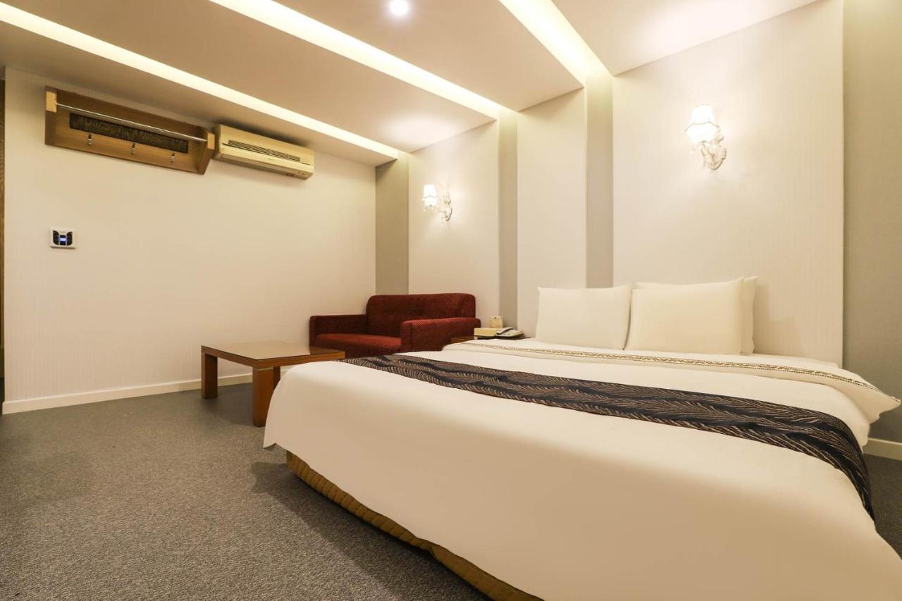 Amour Hotel Suwon Esterno foto