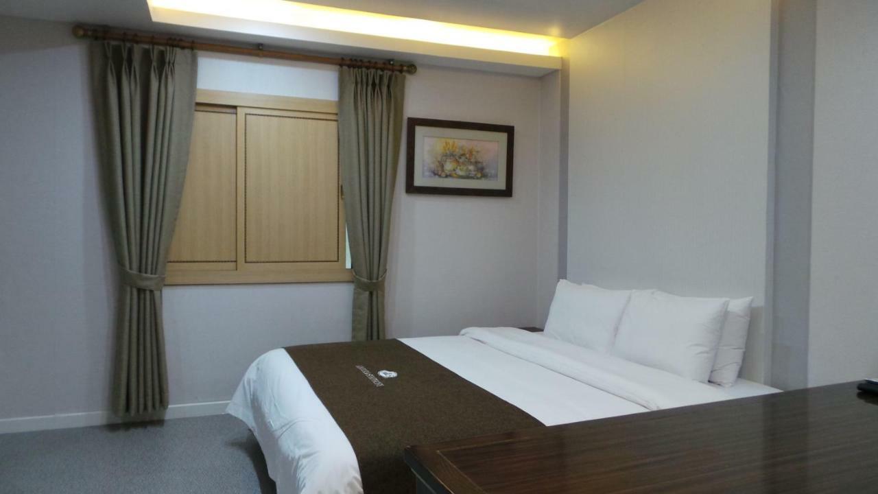 Amour Hotel Suwon Esterno foto