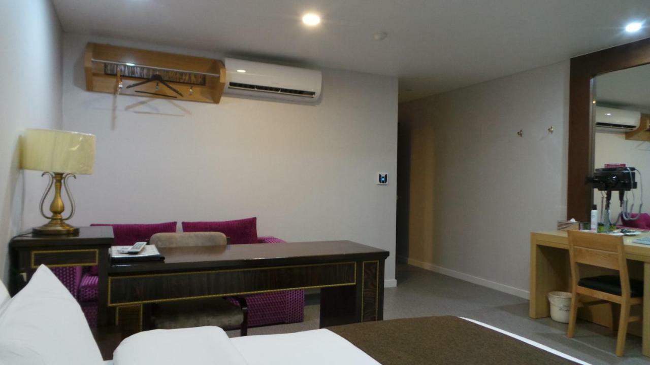Amour Hotel Suwon Esterno foto