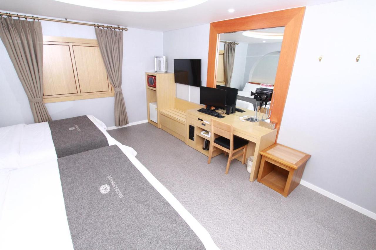 Amour Hotel Suwon Esterno foto
